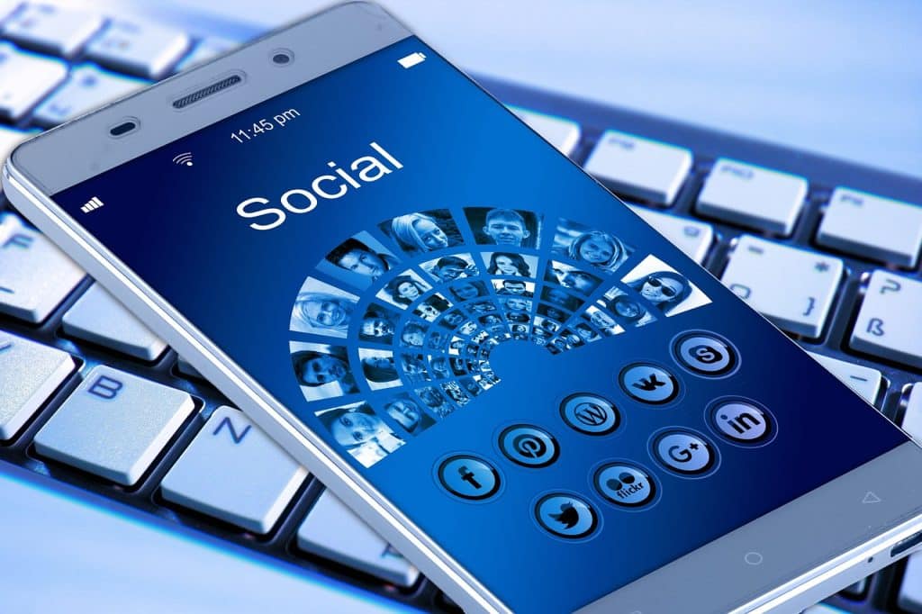 Le pouvoir des r&eacute;seaux sociaux d’entreprise pour renforcer la collaboration interne : strat&eacute;gies efficaces et avantages cl&eacute;s