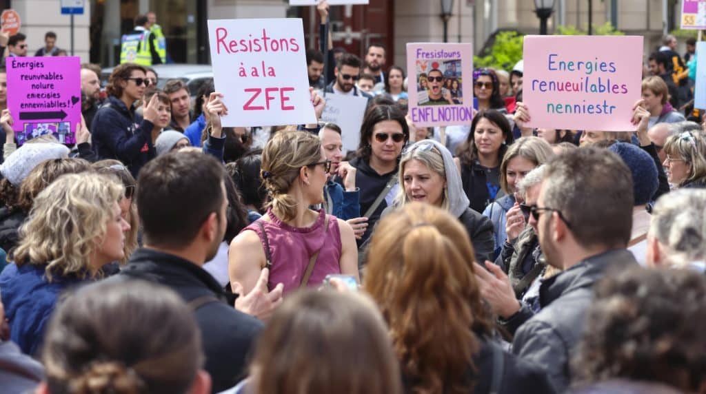 ZFE : faut-il poursuivre ou abandonner ce dispositif contest&eacute; en France ?