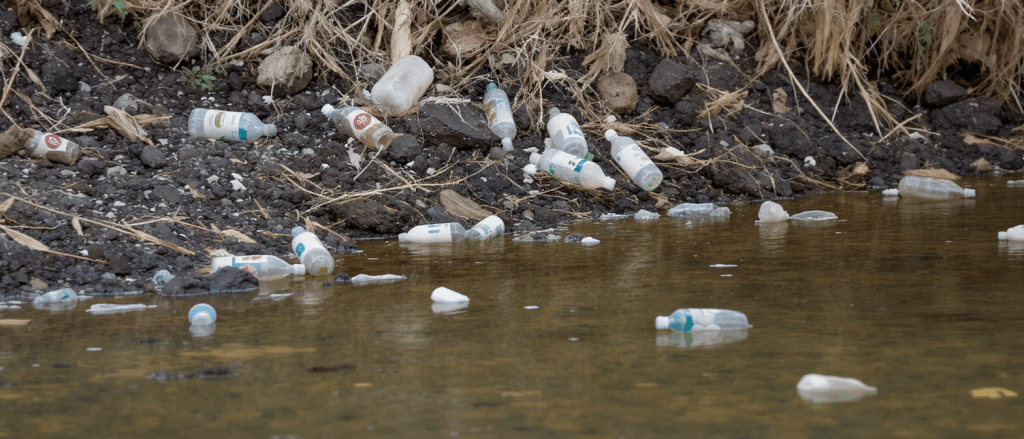 Nestl&eacute; Waters confront&eacute; &agrave; la justice : entre d&eacute;charges ill&eacute;gales et risques li&eacute;s aux microplastiques