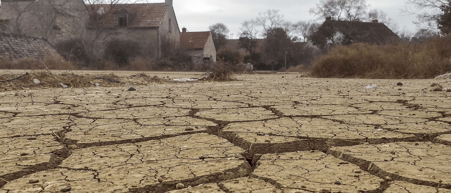 découvrez les 10 communes françaises les plus exposées aux risques de sécheresse et au retrait-gonflement des argiles d'ici 2050, et comprenez les enjeux majeurs pour ces territoires.