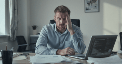 L’IA au bureau : quand l’intelligence artificielle transforme notre esprit en zone de tension