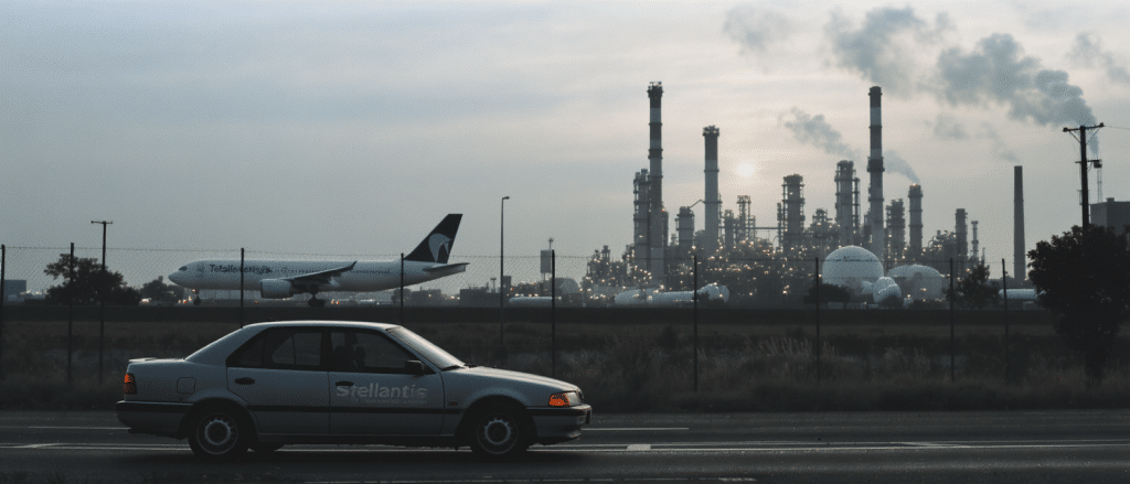 Stellantis, Airbus, TotalEnergies : quand l’empreinte carbone p&egrave;se plus lourd que les profits