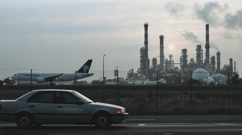 Stellantis, Airbus, TotalEnergies : quand l’empreinte carbone p&egrave;se plus lourd que les profits