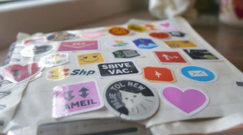 Découvrez comment les stickers personnalisés peuvent rendre votre communication plus visible de manière simple et efficace. Un support idéal pour promouvoir votre message avec originalité.